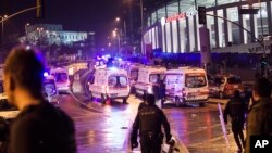 10일 폭탄공격이 발생한 이스탄불 보다폰 아레나 경기장 밖에 경찰과 구급차들이 출동해있다. 