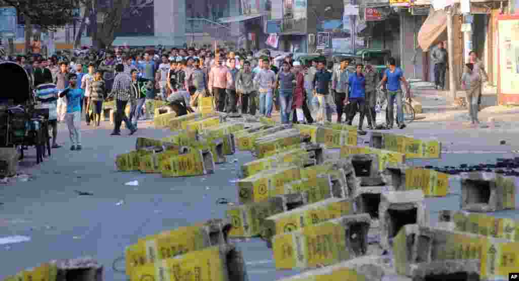 Jamaat-e-Islami members set up road blocks during a strike called by the party in Chittagong, Feb. 28, 2013. 