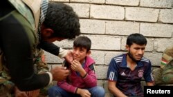 一名從“伊斯蘭國”控制的摩蘇爾附近村莊逃出進入庫爾德“敢死軍”營地的男孩在哭泣。 （2016年10月28日）