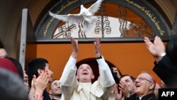 Le pape François lâche une colombe en symbole de paix lors d'une rencontre avec la communauté chaldéenne à l'église catholique de Saint-Simon Bar Sabbae à Tbilissi, en Géorgie, 30 septembre 2016.