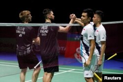 Pasangan ganda putra Fajar Alfian dan Muhammad Rian Ardianto menyalami ganda putra Inggris, Chris Langridge dan Marcus Ellis, saat memenangkan laga babak kedua ganda putra Kejuaraan Dunia Bulu Tangkis BWF di Basel, Swiss, 21 Agustus 2019. (Foto: Reuters)