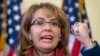 Giffords lanza campaña para proteger a las mujeres