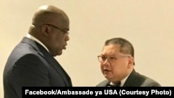 Président Félix Tshisekedi na motindami ya Etats-Unis mpo na etuka ya Grands Lacs, Peter Pham, bapesani maboko na losambo mpo na mboka, na Pullman hôtel na Kinshasa, 9 novembre 2019. (Facebook/Ambassade ya USA)