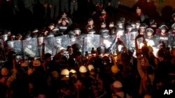 Pro-democracy activists confront a police blockage during their march to the Government House, prime minister's office during a protest march in Bangkok, Thailand, Wednesday, Oct. 21, 2020. (AP Photo/Sakchai Lalit)