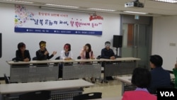 지난 9일 '새롭고 하나된 조국을 위한 모임'의 ‘통일열차‘ 회원들이 탈북민들에게 한국사회 정착에 관한 이야기를 듣고 있다.