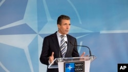 Sekjen NATO, Anders Fogh Rasmussen saat berpidato dalam konferensi di markas besar NATO di Brussels, 2 Maret 2014 (Foto: dok). 