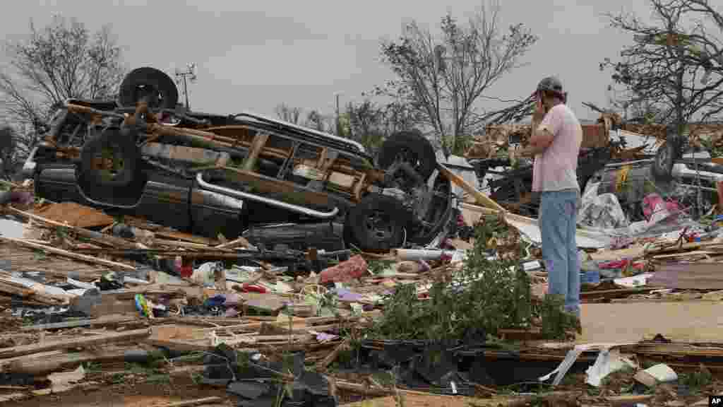 John Warner surveys the damage near a friend&#39;s mobile home in the Steelman Estates Mobile Home Park, destroyed in a tornado, near Shawnee, Oklahoma, May 20, 2013.