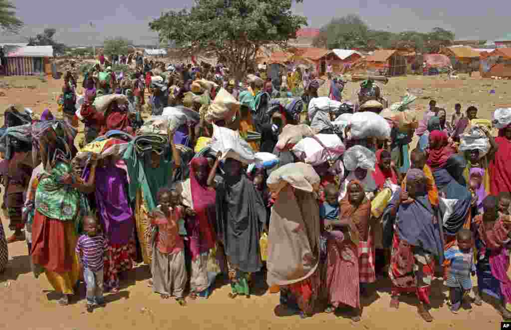 Warga Somalia yang mengungsi akibat tempat tinggalnya dilanda kekeringan parah, tiba di kamp sementara di Tabelaha, pinggiran ibukota Mogadishu.
