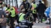 2013年4月15日波士顿救护人员在爆炸现场进行抢救