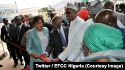 Le président Muhammadu Buhari inaugure le nouvel immeuble de l'Agence de lutte contre la corruption et les crimes financiers (EFCC) à Abuja, 15 mai 2018. (Twitter/EFCC Nigeria)