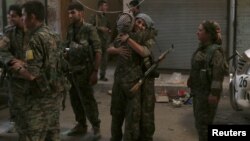 Para anggota Lasykar Demokrasi Suriah (SDF) di Manbij yang berperang melawan kelompok teror ISIS (foto: ilustrasi).