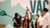 Vanderlecia Ortega dos Santos, atau Vanda, dari suku asli Witoto, menerima vaksin Sinovac Covid-19, di Manaus, Brazil, 18 Januari 2021. (Foto: Reuters)