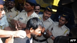 Double gang-rape convict Siraj Rehmat Khan (C) is brought to a police van before taken to court in Mumbai, Apr. 4, 2014. 