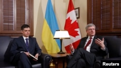 2014-й рік Вадим Пристайко (ліворуч) з тодішнім прем'єр-міністром Канади Стівеном Гарпером.