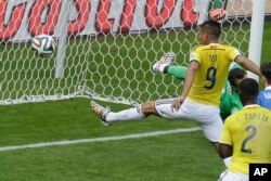 ນັກເຕະທີມ Colombia ທ້າວ Teofilo Gutierrez (9) ທຳຄະແນນລູກທີ 2 ກັບຄູ່ແຂ່ງທີມ Greece ໃນສາຍ C ຢູ່ທີ່ສະໜາມ Mineirao ໃນເມືອງ Belo Horizonte ປະເທດ Brazil.