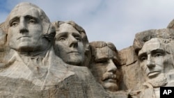 Гора Рашмор у США з барельєфами чотирьох американських президентів
