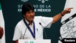 El expresidente boliviano Evo Morales habla a los periodistas en México, donde se asiló tras las fallidas elecciones de octubre del 2019.