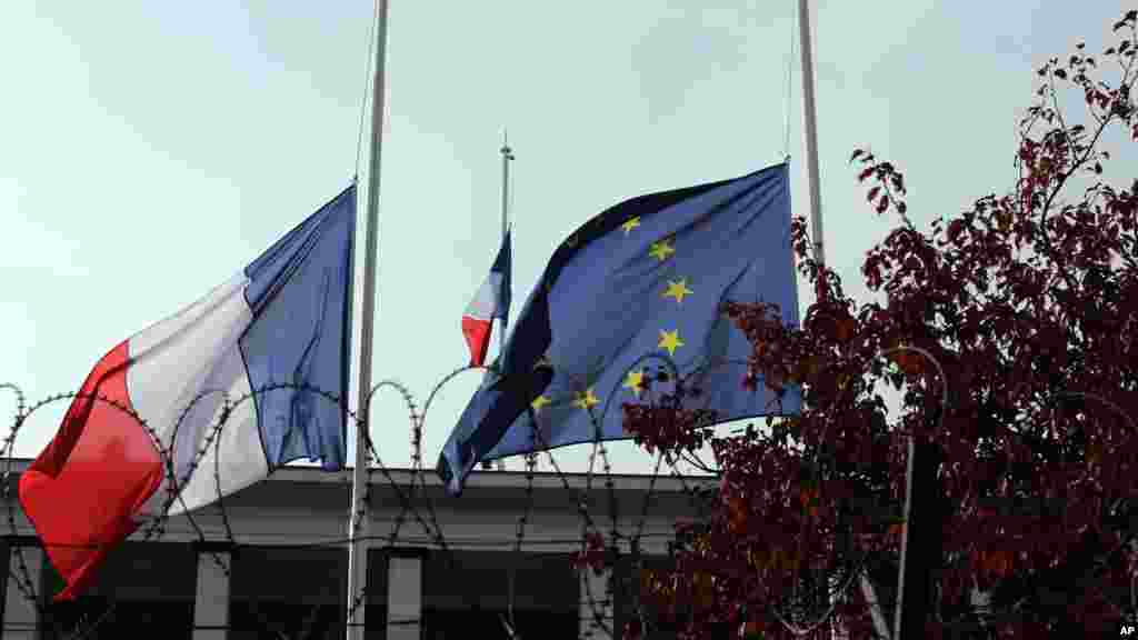 Les drapeaux français et de l&rsquo;Union européenne en berne devant l&#39;ambassade française à Ankara où le personnel et les membres de la communauté française observent une minute de silence 16 novembre 2015.&nbsp;