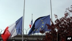 Drapeaux de la France et de l'Union Europenne.