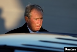 El expresidente George W. Bush, en la Base Andrews de la Fuerza Aérea, en Maryland, tras llegar de Houston acompañando los restos de su padre el expresidente George H.W. Bush, para tres días de ceremonias funerales en Washington. Dic. 3 de 2018.
