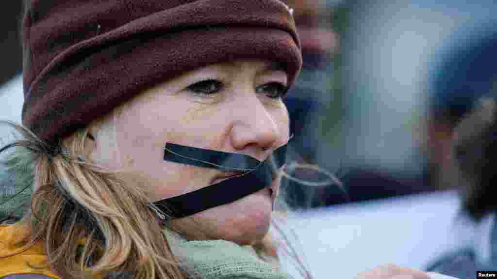 Une femme avec des rubans noirs sur sa bouche, lors de la manifestation à Johannesburg, le 1er juillet 2016.