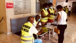Une femme s'apprête à voter à Sao Tomé, 2021. (Photo: VOA Português)
