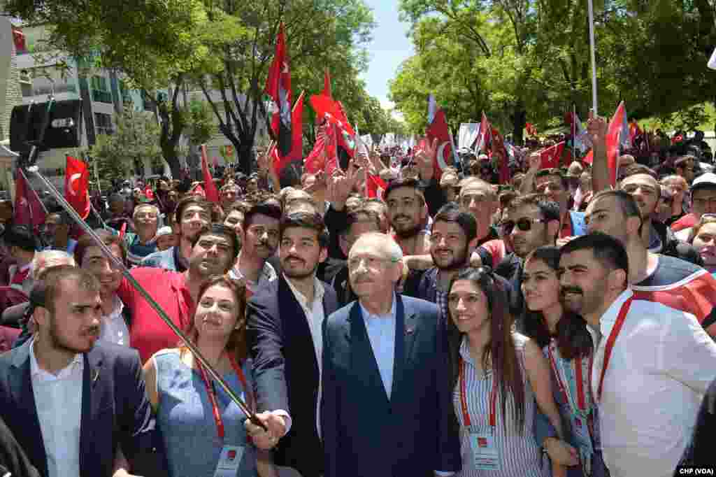 Kemal Kılıçdaroğlu gençlerle Anıtkabir&#39;e yürüdü.