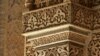 نمایی از ستون های کاخ الحمرا در گرانادای اسپانیا با نقوش اسلامی