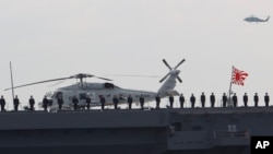 Các thành viên của Lực lượng Tự vệ Hải quân Nhật Bản đứng trên boong tàu khu trục "Izumo" trong buổi duyệt binh trên biển diễn ra tại vịnh Sagami, ngày 15/10/2015.
