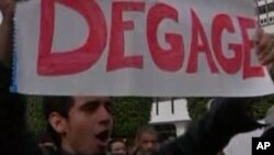 La centrale syndicale UGTT retire ses représentants du gouvernement, protestant vigoureusement contre le partie RDC, à Tunis, Tunisie, le 19 janvier 2011.