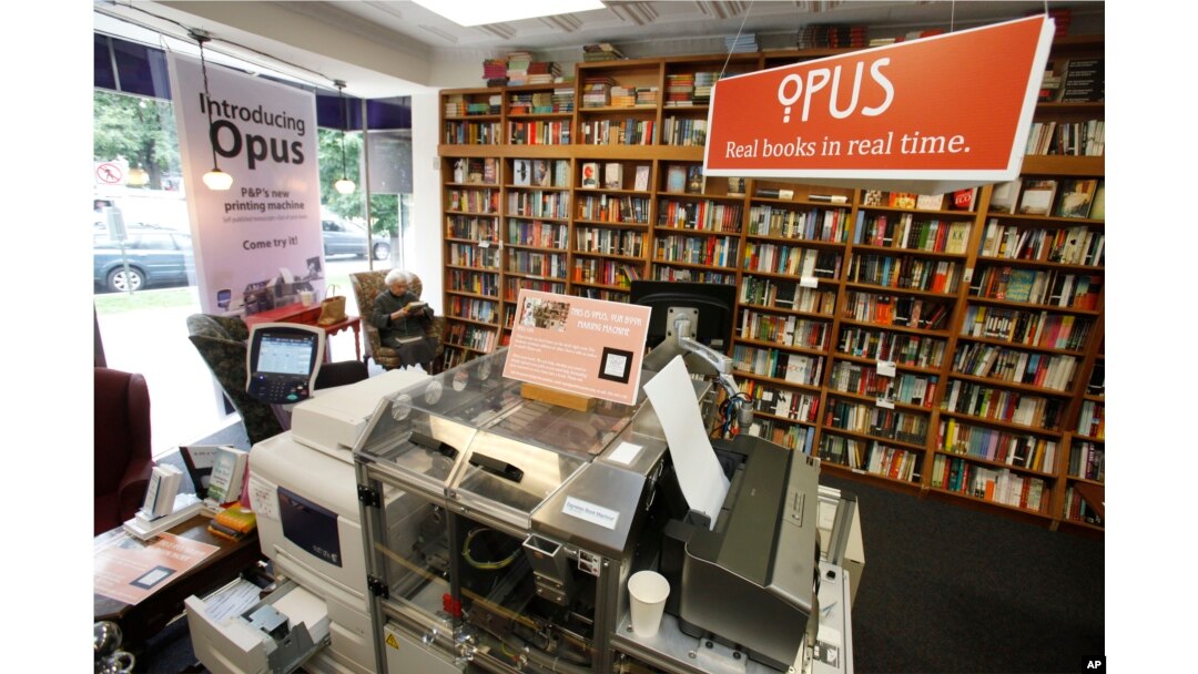 Seorang pengunjung sebang membaca buku di toko buku Politics and Prose di Washington, 5 Juni 2012.