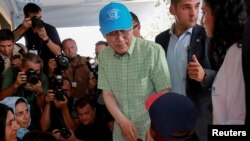 Sekjen PBB Ban Ki-moon menyapa seorang anak saat berkunjung ke kamp pengungsi Kara Tepe di pulau Lesbos, Yunani, 18 Juni 2016.