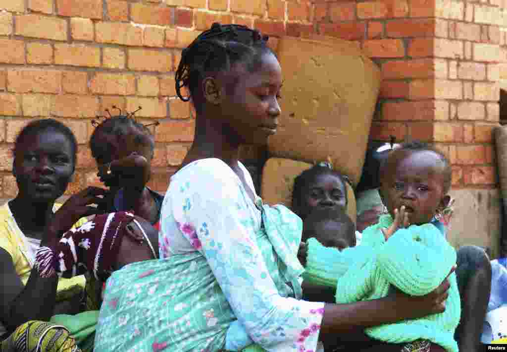 Internally displaced people escaping violence take shelter at Saint Paul&#39;s Church, Bangui, Central African Republic,&nbsp;Dec. 17, 2013.&nbsp;