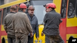 Para penambang berkumpul di luar setelah terjadinya ledakan di pertambangan batu bara di Donetsk, Ukraina (4/3).