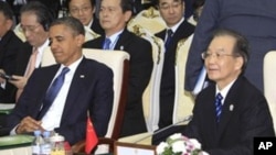 20일 캄보디아 프놈펜에서 동남아시아국가연합 ASEAN 정상회의에 참석한 바락 오바마 미국 대통령과 원자바오 중국 총리.