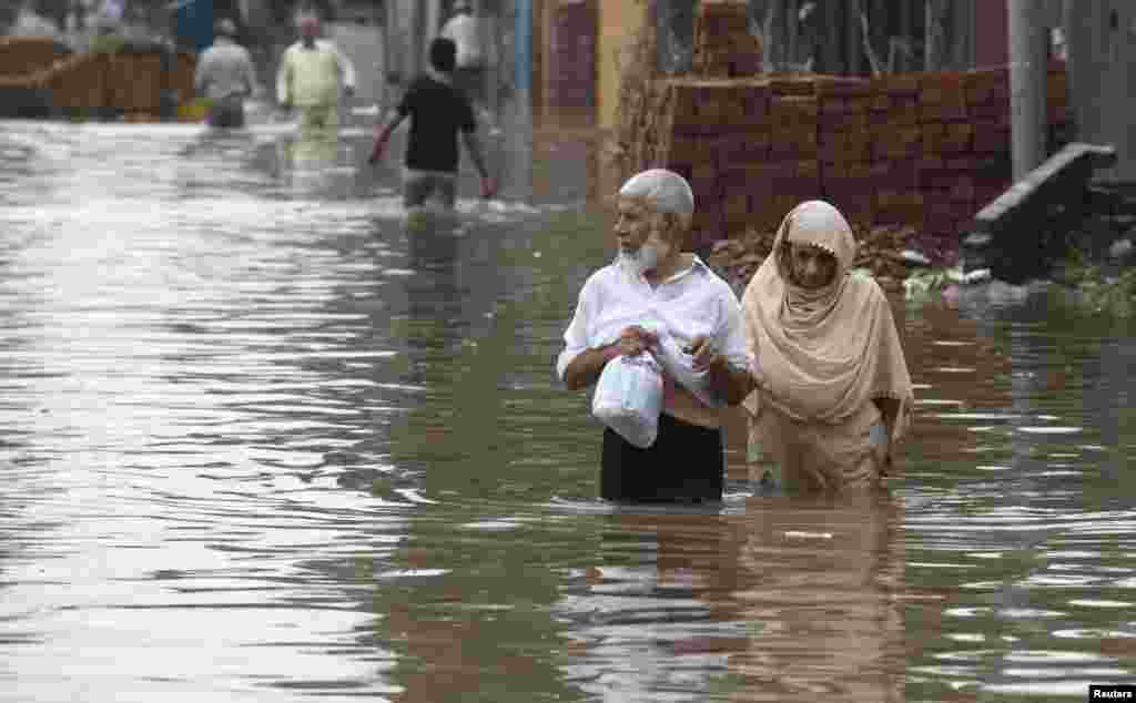 لاہور کے نشیبی علاقوں میں پانی لوگوں کے گھروں میں داخل ہو چکا ہے۔