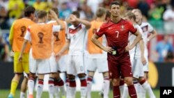 Cristiano Ronaldo con el semblante de la derrota mientras los alemanes, en segundo plano, celebran su triunfo.