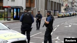 Petugas kepolisian berjaga di sebuah jalan dekat Natural History Museum di London, setelah sebuah mobil melaju ke arah trotoar dan menabrak sejumlah pejalan kaki di London, 7 Oktober 2017.
