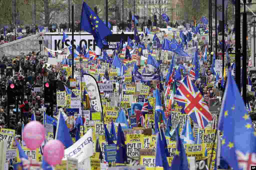 راهپیمایی صدها هزار نفر در لندن در مخالفت با برگزیت و حمایت از همه پرسی دوباره درباره خروج بریتانیا از اتحادیه اروپا