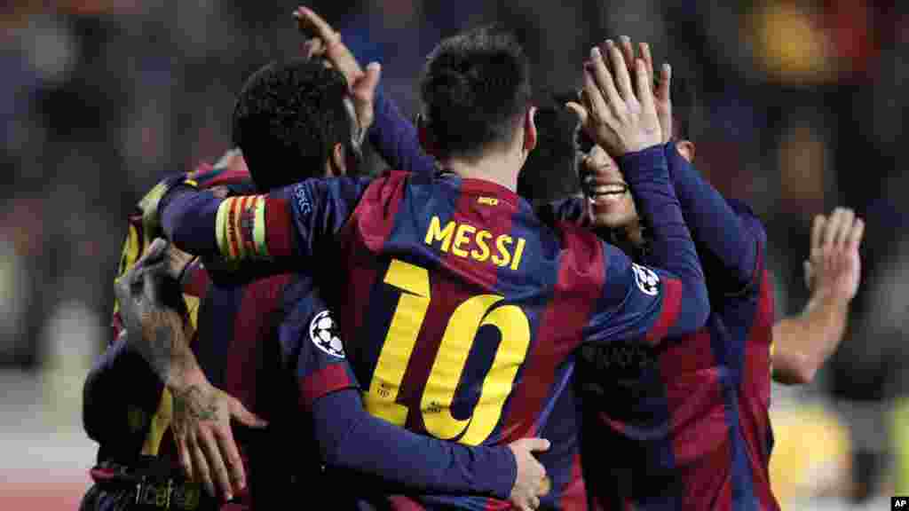 Lionel Messi de Barcelone célèbre avec ses coéquipiers après le 4e but de son équipe lors d&#39;un match de football Ligue des Champions Groupe F entre l&#39;APOEL et le FC Barcelone au stade GSP, à Nicosie, Chypre, 25 novembre 2014