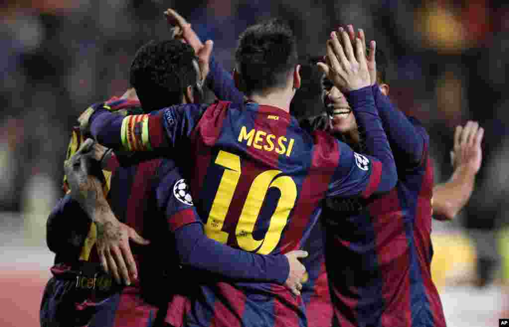 Lionel Messi de Barcelone célèbre avec ses coéquipiers le 4ème but de son équipe lors d&#39;un match de football de la Ligue des Champions, Groupe F, entre l&#39;APOEL et le FC Barcelone au stade GSP, à Nicosie, Chypre, le mardi 25 novembre 2014.