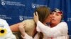 Marinda Rajter, ćerka Čeril Deneli-Rajter, donatorke lica, i Karmen Tarlton, kojoj je presadjeno lice Marindine majke, na konferenciji za novinare u bolnici Brigam u Bostonu. 
