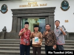 Kiri-kanan: Kiagus Zaenal Mubarok (perwakilan Islam), Rafani Akhyar (perwakilan Islam), Berkat Mendrofa (perwakilan Kristen Protestan), dan Tony Rudianto (perwakilan Khonghucu) usai bertemu Gubernur Jawa Barat Ridwan Kamil di Gedung Sate, Bandung, Kamis (