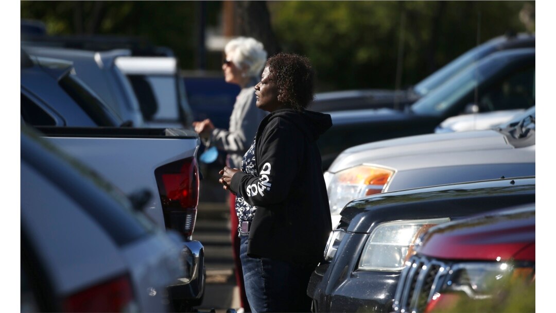 Kebaktian Paskah drive-in di gereja Living Word, Minggu, 12 April 2020. (Foto: AP)