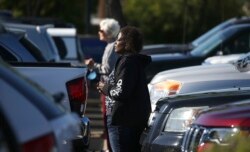 Kebaktian Paskah drive-in di gereja Living Word, Minggu, 12 April 2020. (Foto: AP)