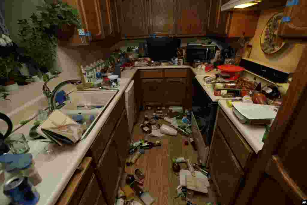Estragos numa cozinha devido ao terramoto no sul da Califórnia