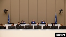 Le juge président Robert Fremr est représenté dans la salle d'audience lors du procès du chef de guerre congolais Bosco Ntaganda à la CPI à La Haye, aux Pays-Bas, le 28 août 2018.