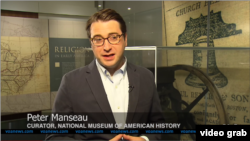Peter Manseau, kurator Museum Nasional Sejarah AS. (Foto: VOA/Videograb)