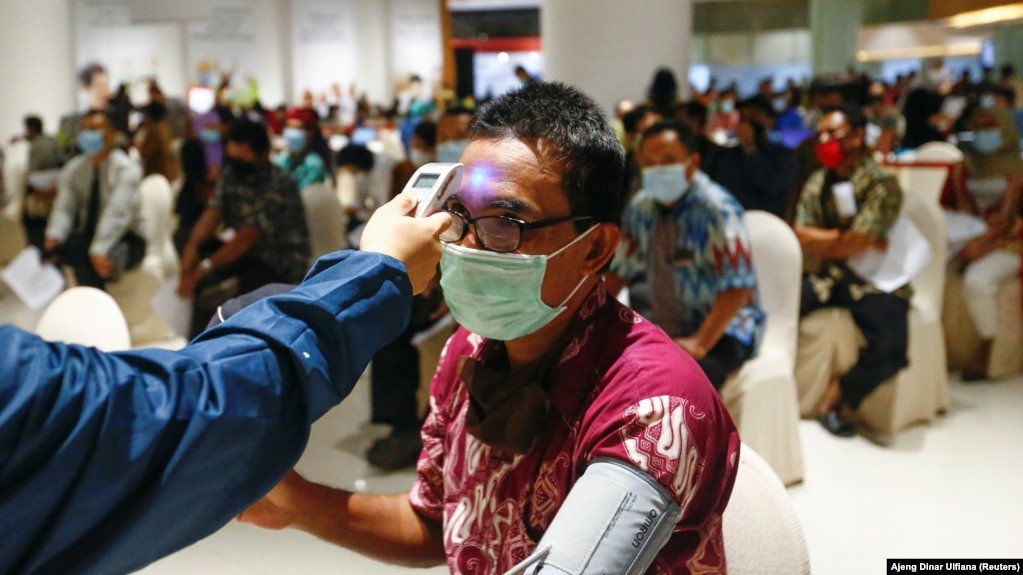 印尼民众在雅加达的一个新冠疫苗接种中心等候接种中国科兴疫苗。（2021年4月1日）(photo:VOA)