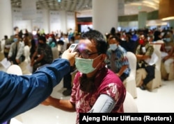 Seorang pria menjalani pemeriksaan kesehatan sebelum dia diinokulasi dengan Sinovac China selama program vaksinasi massal di sebuah pusat perbelanjaan di Jakarta, 1 April 2021. (Foto: REUTERS/Ajeng Dinar Ulfiana)